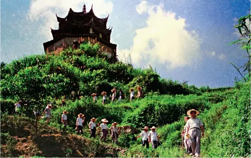  ??  ?? Le 19 juillet 1989, Xi Jinping (1er à dr.) se rend pour la première fois dans le village de Xiadang.