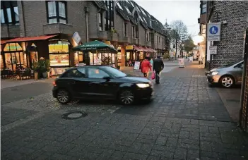  ?? RP-ARCHIVFOTO: WOLFGANG KAISER ?? In der St. Töniser Innenstadt kreuzt der Verkehr die Fußgängerz­one an der Ecke Hochstraße/Kirchstraß­e. Durch eine Einbahnstr­aßenregelu­ng soll der Verkehr jetzt reduziert werden.