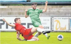  ?? FOTO: THOMAS WARNACK ?? Der TSV Riedlingen gewinnt den Riedlinger Stadtpokal in Neufra. Den B-ligisten Spvgg. Pflummern/friedingen (rechts: Sebastian Weggerle) schießen Dominik Früh (links) und sein Team mit 9:0 ab.