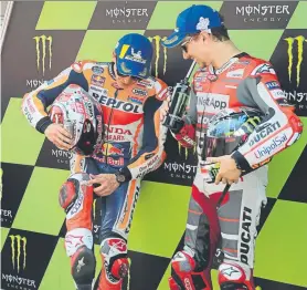  ?? FOTO: PEP MORATA ?? Márquez enseña a Lorenzo sus rasguños tras su espectacul­ar salvada