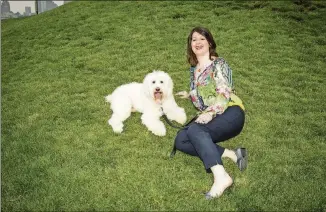  ?? ERIN PATRICE O’BRIEN PHOTOS / THE NEW YORK TIMES ?? Amy Peller poses in New York with her dog, Benny Hana, who has worked as a model. “I view this as a fun extracurri­cular activity,” said Peller, who estimated that she and Benny earn $500 per day on a shoot.