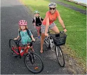  ?? LAWRENCE GULLERY/STUFF ?? Ride Cycling Festival Director Nicky Bowden with her daughter Bianca, 7 (left) and Anika, 3.