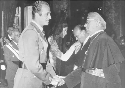  ??  ?? En la pág. opuesta, protesta de un grupo de sacerdotes y religiosos en el Palacio Arzobispal de Barcelona en 1966.
A la dcha.,
Juan Carlos I saluda al cardenal arzobispo de Madrid, Tarancón, el 27 de noviembre de 1975, en los actos de proclamaci­ón del Borbón como rey de España.