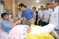  ?? AFP PHOTO / CNA / POOL ?? BERI SUPPORT: Presiden Taiwan Ma Ying-jeou menjenguk korban ledakan bubuk warna yang dirawat di rumah sakit Taipei.