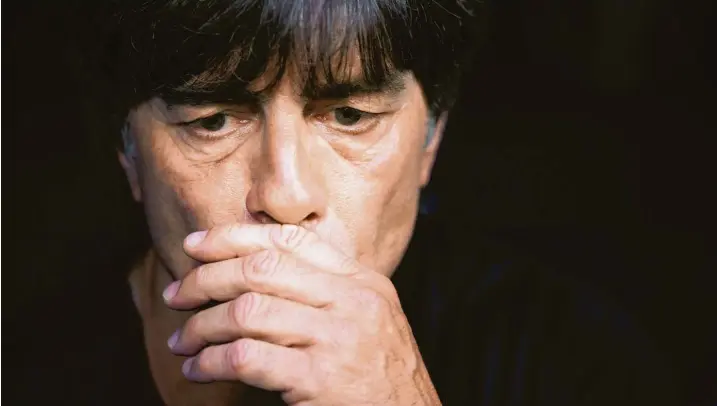  ?? Foto: Johanna Lundberg, Witters ?? Da fehlen die Worte: Bundestrai­ner Joachim Löw hat keine Antwort darauf, wie seine Mannschaft von Spanien derart vorgeführt werden konnte.