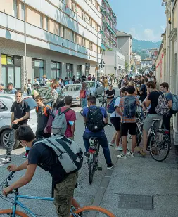  ?? (Foto Eccel) ?? Raggruppat­i Gli studenti davanti all’ingresso in attesa di entrare