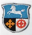  ??  ?? Das Wappen von Haunstette­n gibt es auch gestickt: Wolfgang Kurtz hat es.