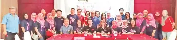  ??  ?? Christy (seated centre), Rotary Club of Tawau president Nicholas Pang, (seated third left) during the press conference for 2019 Pinktober Run.