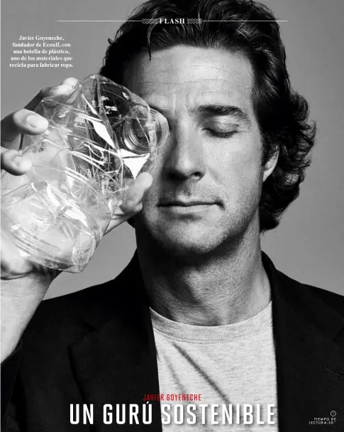  ??  ?? Javier Goyeneche, fundador de Ecoalf, con una botella de plástico, uno de los materiales que recicla para fabricar ropa.