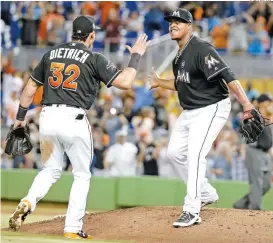  ??  ?? Edinson Vólquez (d) celebra con Derek Dietrich