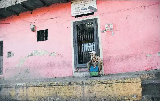  ?? YURI CORTEZ / AFP ?? Escena, ayer, en el barrio de Cotiza de Caracas