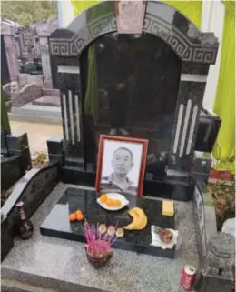  ??  ?? Onkelen Quanzhang Wang har fått denne graven.