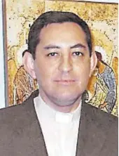  ??  ?? ► El sacerdote Óscar Muñoz, excancille­r de la Iglesia de Santiago.