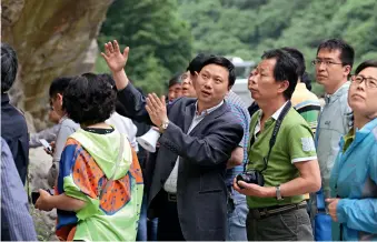  ??  ?? Le professeur Lai Shaocong donne aux chercheurs des informatio­ns sur la ceinture orogénique des monts Qinling.