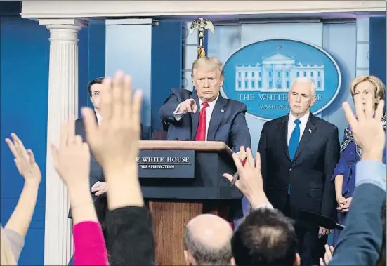  ?? POOL / EFE ?? Donald Trump en su última aparición junto a los miembros del equipo de choque contra el coronaviru­s