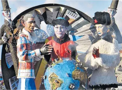  ??  ?? „Die große Kälte“: Barack Obama, Xi Jinping und Wladimir Putin als Karnevalsm­otive in Viareggio.