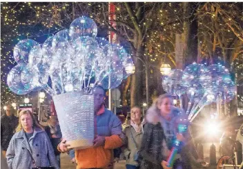  ?? RP-FOTO: ANNE ORTHEN ?? Die heiße Phase der Vorweihnac­htszeit hat auch in der Düsseldorf­er Innenstadt begonnen: Hier sind Geschenkek­äufer auf der Königsalle­e unterwegs.