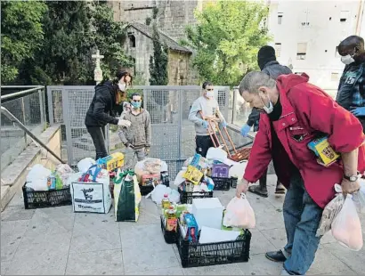  ?? ANA JIMÉNEZ ?? Voluntario­s del proyecto “Familias acompañand­o Familias” preparando, en Santa Anna, cajas para repartir