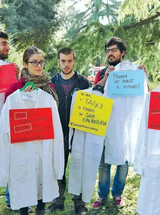  ??  ?? Protesta Un gruppo di giovani specializz­andi del policlinic­o Sant’Orsola manifesta contro i tagli e la mancanza di prospettiv­e di assunzione