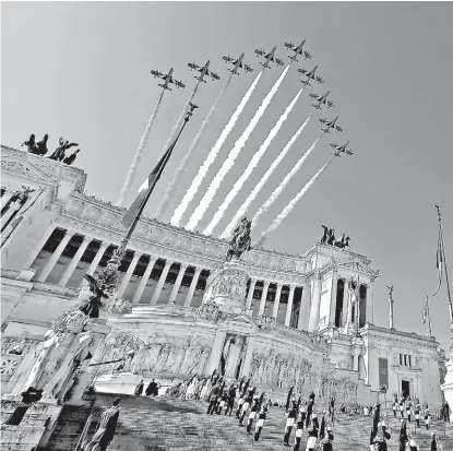  ?? TONY GENTILE/REUTERS ?? El nuevo ejecutivo italiano asistió a un desfile militar en Roma, en conmemorac­ión del Día de la República.