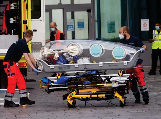  ?? FOTO: ODD ANDERSEN/LEHTIKUVA-AFP ?? ■
Aleksej Navalnyj vårdas i Berlin dit han anlände den 22 augusti.