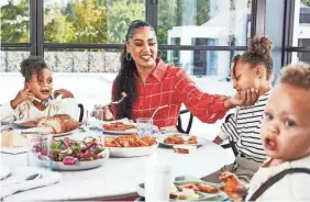  ?? PHOTOS BY EVA KOLENKO ?? Ayesha Curry enjoys a meal with her children: Ryan, left; Riley and Canon.