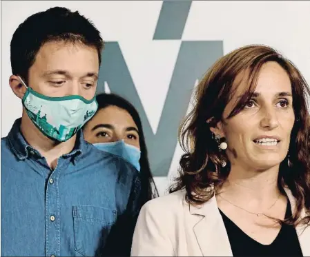  ??  ?? Mónica García, junto a Íñigo Errejón, anoche, en la sede de Más Madrid