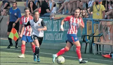  ??  ?? CARA Y CRUZ. El Valencia sacó provecho de la estrategia a balón parado y el Atlético no pudo marcar.