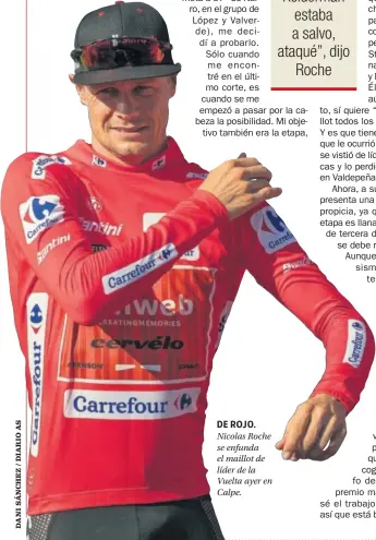  ??  ?? DE ROJO. Nicolas Roche se enfunda el maillot de líder de la Vuelta ayer en Calpe.