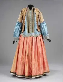  ?? VICTORIA AND ALBERT MUSEUM, LONDON ?? Woman’s jacket, blouse and skirt, 1800-50