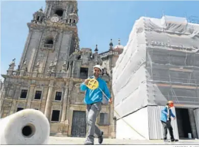  ?? LAVNADEIRA JR. / EFE ?? Operarios de varias empresas trabajan en diversas zonas de la catedral de Santiago de Compostela.