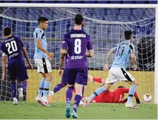  ?? LAPRESSE ?? Il gol del sorpasso realizzato da Luis Alberto della Lazio