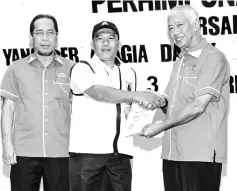  ??  ?? Abang Abdul Wahap (right) presenting a certificat­e of appreciati­on to security guard Rashid Bujang.