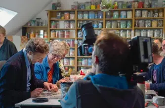  ??  ?? Dans l’atelier de Laurence Pilo, l’animateur s’initie à l’art minutieux et exigeant de la mosaïque.