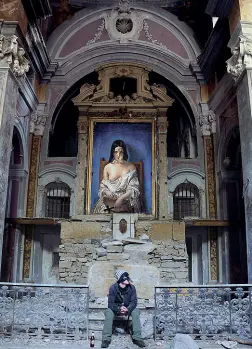  ??  ?? L’opera
Lo street-artist francese Zilda qualche tempo fa ha attaccato sull’altare maggiore una copia del celebre dipinto «Meditazion­e sulla Storia d’Italia» di Francesco Hayez