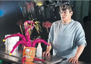  ?? Bryce Darlington ?? THE PLANT Audrey II is fuchsia with animate tendrils and a budlike head. George Salazar’s Seymour reacts.