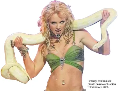  ??  ?? Britney, con una serpiente en una actuación televisiva en 2001.