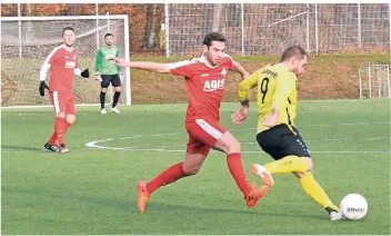  ??  ?? Unter Trainer Klaus Fleßers ist Mesut Yanik zum 1. FC Viersen zurückgeke­hrt. Hier versucht er, Dülkens Sascha Lochner den Ball abzujagen. Hinten schaut Dennis Brinschwit­z zu.