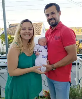  ??  ?? Afonso com os pais, Soraia Santos e Sérgio Gonçalves