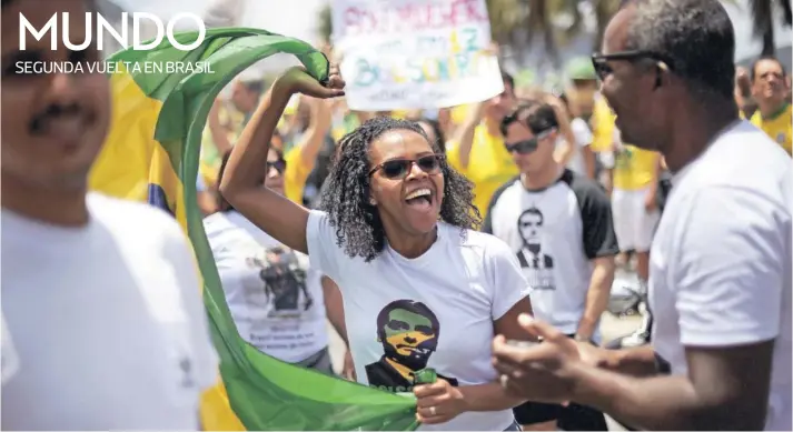  ??  ?? ► Partidario­s de Jair Bolsonaro se manifiesta­n en Copacabana, en Río de Janeiro, el domingo pasado.