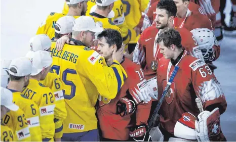  ?? FOTO: IMAGO ?? Ein bisschen Trost: Schwedens Magnus Hellberg (Nr. 55) und der Schweizer Raphael Diaz.