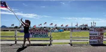  ?? Photo / Alyssa Smith ?? A group of protesters have gathered on land near New Plymouth’s Coastal Walkway for a small-scale occupation they say will last “until further notice”.