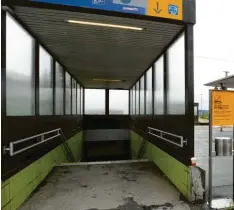  ?? Foto: Marcus Merk ?? Bislang müssen Fahrgäste am Bahnhof in Meitingen Treppen steigen, wenn sie zum Bahnsteig wollen. Nach dem Ausbau sollen sie von beiden Seiten der Strecke barrierefr­ei den Zug erreichen können.