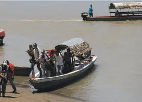  ?? Eduardo Verdugo / Associated Press ?? Migrants come ashore in Frontera Corozal in southern Mexico on Wednesday after crossing the Usumacinta River by ferries from Guatemala.