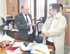  ??  ?? El fiscal Miguel Vera (traje oscuro) conversa con su colega Luis Piñánez luego de caer con la coima.