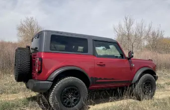  ?? ?? Ford Bronco Sasquatch sits high with lifted suspension, big tires.