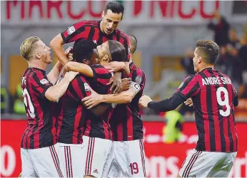  ??  ?? Jogadores do AC Milan celebram com Rodríguez o penálti convertido que deu o 1-0