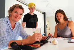  ?? FOTO: VICTORIA AUGENER ?? Elena Timtschenk­o (links) zeigt Viviane Berg und Anne Weins (rechts), worauf man beim Zeichnen von Pflanzente­ilen achtet.