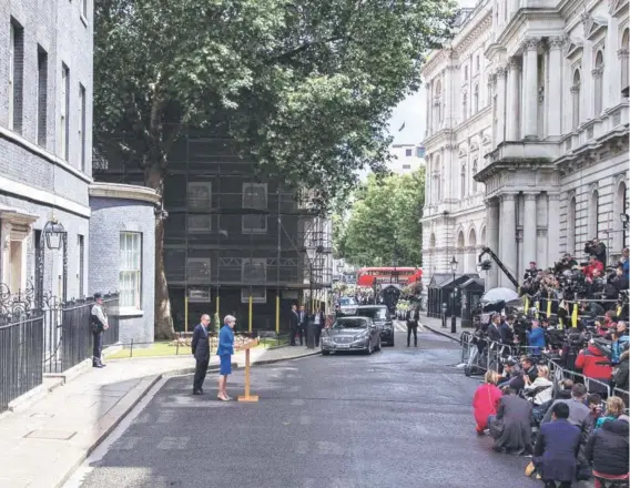  ?? FOTO: EFE ?? ►► La premier Theresa May, afuera de Downing Street, anuncia ayer la coalición con un partido norirlandé­s.