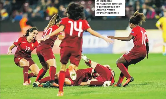  ??  ?? As jogadoras portuguesa­s festejam o golo marcado por Andreia Norton no prolongame­nto